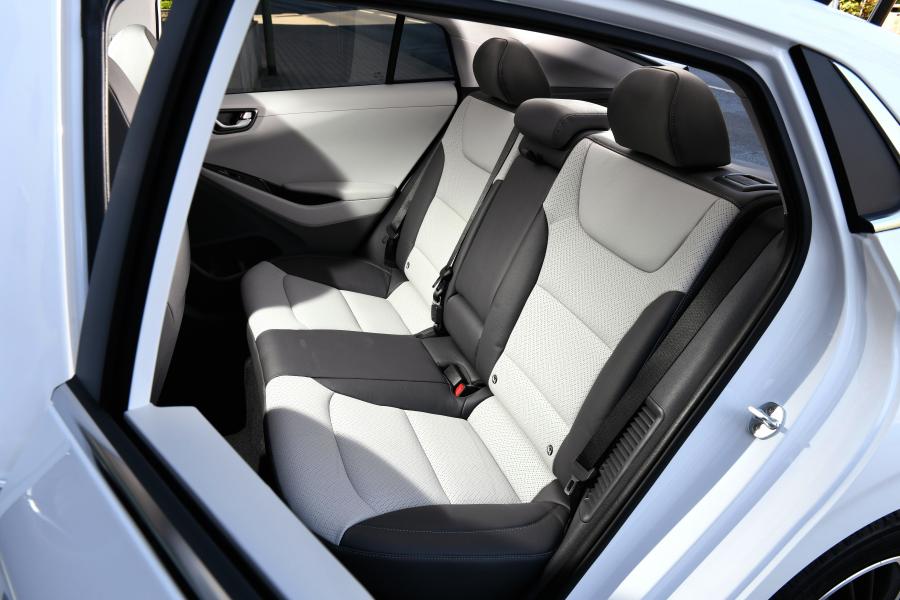 Интерьер Hyundai IONIQ plug-in (AE) 2019 года  (WW) (фото 40 из 45)
